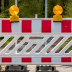Das Bild zeigt eine Straßensperre mit Warnlichtern (Symbolbild).